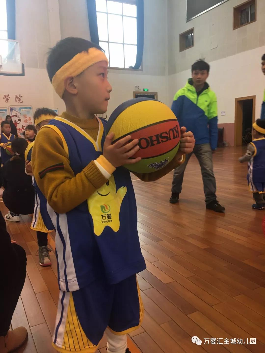 幼儿园篮球摆拍的照片-图库-五毛网