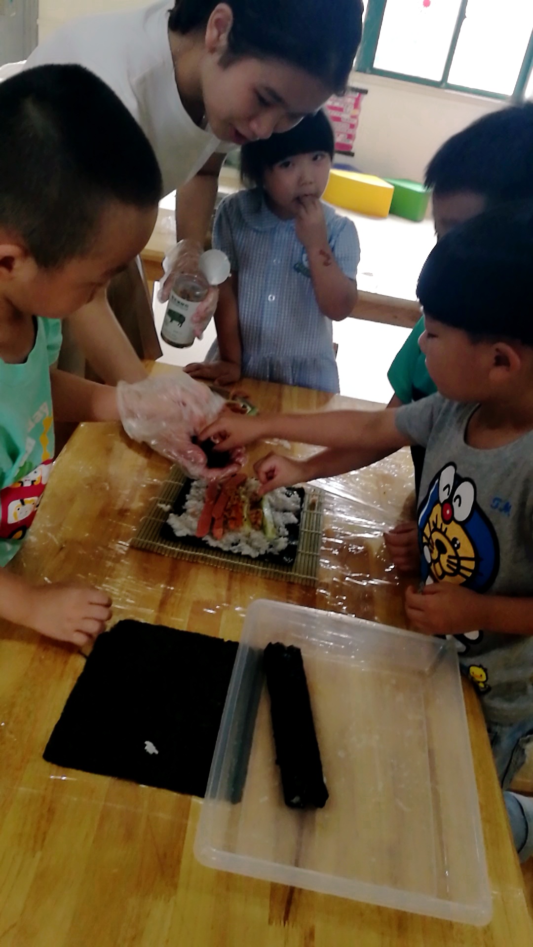 幸福快乐“卷”起来 ——希星幼儿园制作寿司_过程