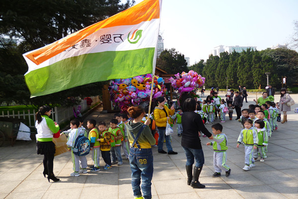 小朋友们早早的来到了幼儿园_幼儿999 长沙幼儿园万婴鑫天园K班本次阅读活动我们的教具准备非常到位,准备了许多的画板;彩笔、字卡、大书、书架等等。在园车上也给幼儿介绍了行进的路线,孩子们都积极的和老师互动。到达烈士公园后迅速的组织幼儿进行第一个教学活动----白鸽和白鹅,孩子们席地而坐认真的听老师上课,其余的老师们也在四周维持的纪律,紧接着组织绘画活动---各种各样的树叶,孩子们自由的找了许多不同种类的树叶,现场进行观察绘画,整个教学活动孩子们显得非常的兴奋,特别参观烈士塔的时候,老师做到了一些相关有价值的介绍,引导幼儿去认识烈士;了解烈