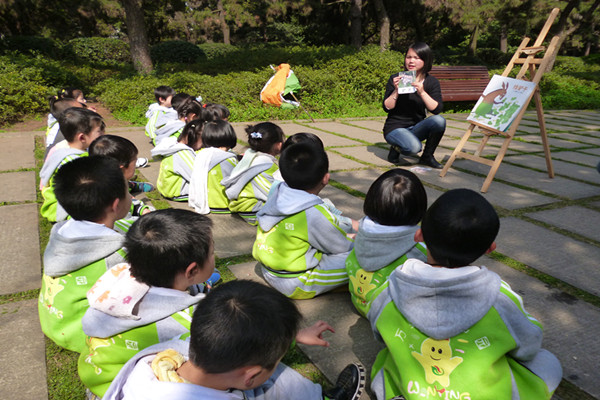 小朋友们早早的来到了幼儿园_幼儿999 长沙幼儿园万婴鑫天园K班本次阅读活动我们的教具准备非常到位,准备了许多的画板;彩笔、字卡、大书、书架等等。在园车上也给幼儿介绍了行进的路线,孩子们都积极的和老师互动。到达烈士公园后迅速的组织幼儿进行第一个教学活动----白鸽和白鹅,孩子们席地而坐认真的听老师上课,其余的老师们也在四周维持的纪律,紧接着组织绘画活动---各种各样的树叶,孩子们自由的找了许多不同种类的树叶,现场进行观察绘画,整个教学活动孩子们显得非常的兴奋,特别参观烈士塔的时候,老师做到了一些相关有价值的介绍,引导幼儿去认识烈士;了解烈