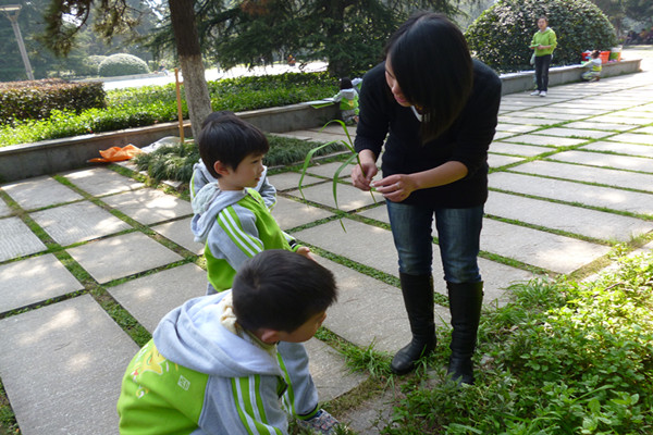 小朋友们早早的来到了幼儿园_幼儿999 长沙幼儿园万婴鑫天园K班本次阅读活动我们的教具准备非常到位,准备了许多的画板;彩笔、字卡、大书、书架等等。在园车上也给幼儿介绍了行进的路线,孩子们都积极的和老师互动。到达烈士公园后迅速的组织幼儿进行第一个教学活动----白鸽和白鹅,孩子们席地而坐认真的听老师上课,其余的老师们也在四周维持的纪律,紧接着组织绘画活动---各种各样的树叶,孩子们自由的找了许多不同种类的树叶,现场进行观察绘画,整个教学活动孩子们显得非常的兴奋,特别参观烈士塔的时候,老师做到了一些相关有价值的介绍,引导幼儿去认识烈士;了解烈