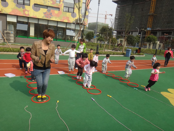 万婴星沙幼儿园课堂教学―有趣的体育活动“欢欢喜喜拔萝卜”