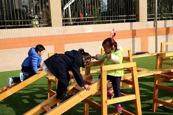 万婴教育| 学会“放手”,收获“放心”