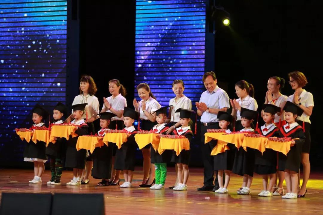 һ������ı�ҵ���񣺳��红�ӹ����ҵ