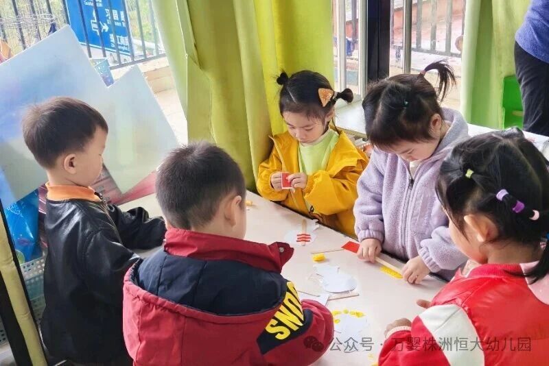 《纸娃娃站起来》萌娃的平衡探索之旅