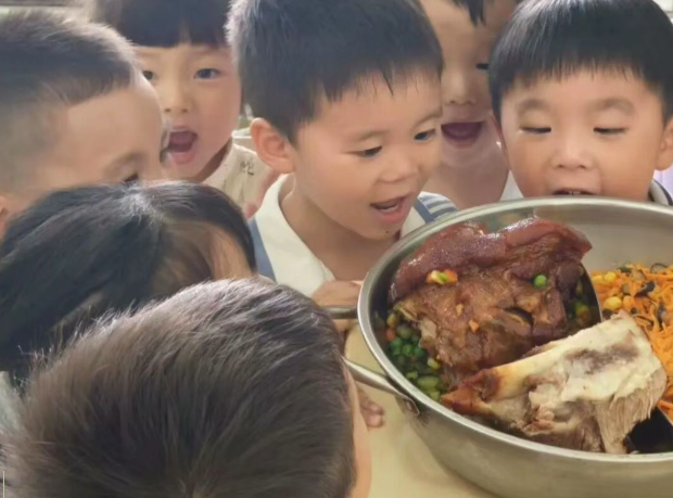 伙食有多绝?一份富贵肘子俘获萌娃味蕾